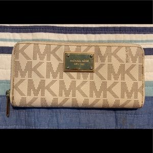 Michael Kors Vanilla Wallet